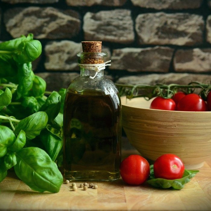 olive oil, tomatoes, basil-1412361.jpg